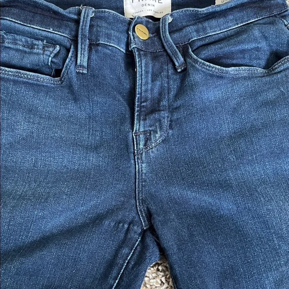 Like New! FRAME Le Skinny De Jeanne Raw Hem in Size 26